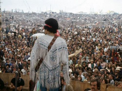 Jimi Hendrix sur la scène de Woodstock en 1969 (musicboxtheatre.com)