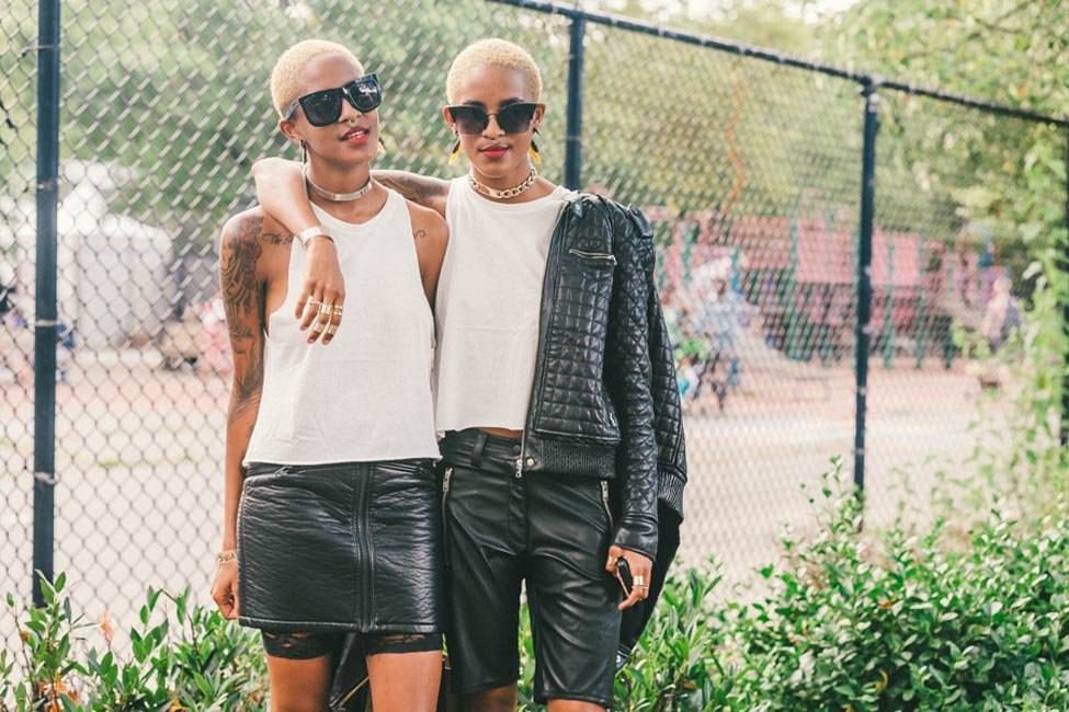 Look noir et blanc. Le cuir et les grosses chaines n’enlèvent rien à la féminité (photo Drielys)