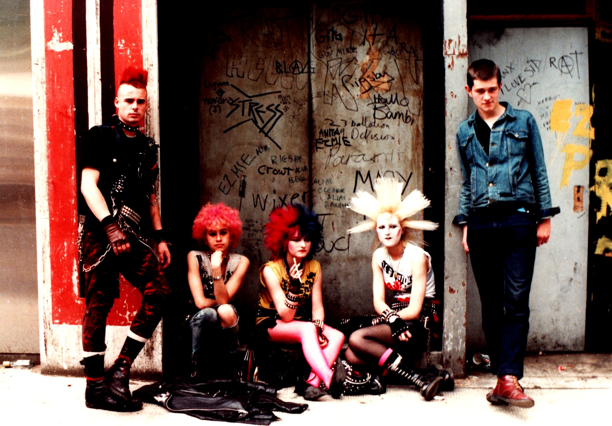 Punks londoniens dans les années 80 (image du site: http://tracks.arte.tv)